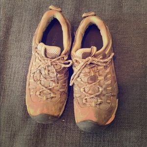 KEEN size 9 low top hiking shoes